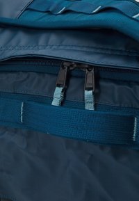 The North Face BASE CAMP VOYAGER DUFFEL 32L UNISEX - Nedidelis kelioninis krepšys - midnight petrol/algae blue
