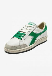 Sneaker con tomaia in pelle bianca, dettagli verdi e punta in suede grigia testurizzata. Presenta lacci verdi e un design perforato sui lati.