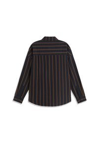 Schwarzes Langarmhemd mit vertikalen braunen Streifen, knöpfbaren Manschetten und einem geraden Kragen, von hinten vor weißem Hintergrund dargestellt.