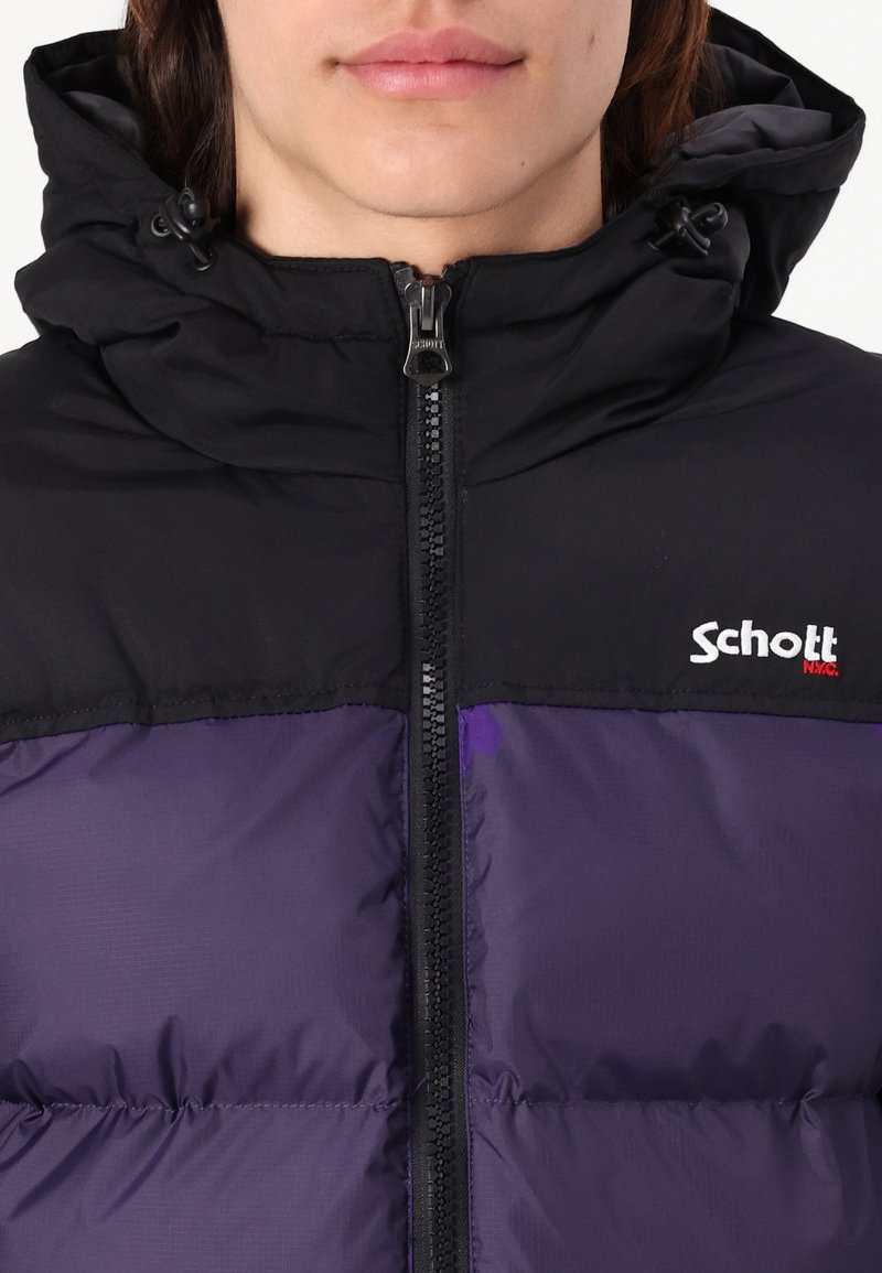 Giacca puffer nera e viola con chiusura a zip, cappuccio regolabile con cordino e logo sul petto. Texture liscia con un motivo trapuntato.