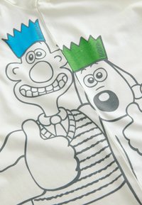 Tricou alb din bumbac, cu personaje de desene animate purtând coroane albastre și verzi, conturate în negru. Designul include dungi și un gest de apreciere cu degetul mare.