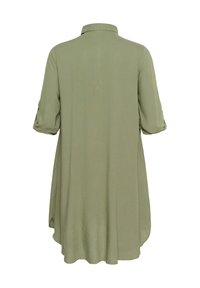 Vestito camicia verde oliva con colletto, maniche a tre quarti e vestibilità ampia. Il tessuto è leggero e morbido, con orlo curvo.