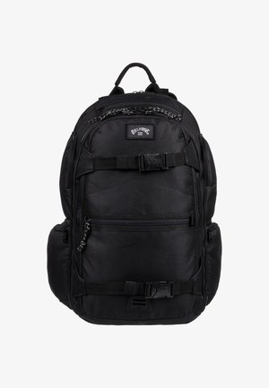 Schwarzer Billabong-Rucksack mit mehreren Reißverschlussfächern, verstellbaren vorderen Gurten mit Schnallen, Seitentaschen und einem oberen Tragegriff.