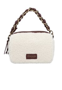 Petit sac à main rectangulaire en sherpa crème avec une anse en cuir tressé marron et en métal, fermeture éclair et étiquette de marque Remonte à l'avant.