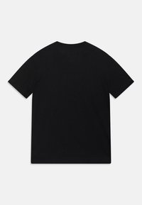 Camiseta de algodón negra de manga corta y cuello redondo, con un diseño liso y textura uniforme en toda la prenda sin ningún patrón.