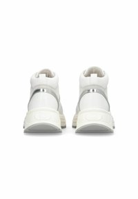 Baskets blanches avec un design semblable à une chaussette, présentant une accent argenté et une semelle légère et texturée. La vue arrière montre un logo subtil.