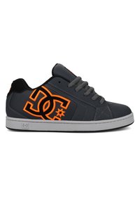 Graue Sneaker mit einem orangefarbenen DC-Logo und Stern-Design. Verfügt über ein glattes Textil-Obermaterial, eine Gummisohle und graue Schnürsenkel. Einfaches und funktionales Design.