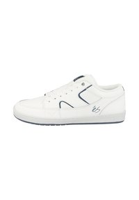 Sneaker bassa bianca con dettagli blu navy e logo sul lato, caratterizzata da una suola testurizzata e un tradizionale sistema di allacciatura.