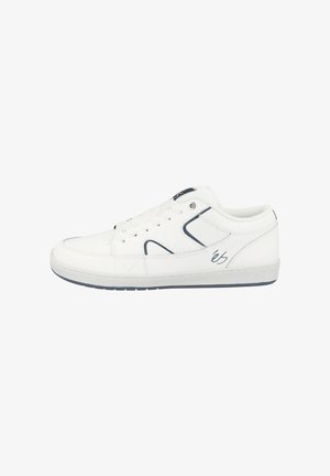 Niedrig geschnittene weiße Sneaker mit marineblauen Akzenten und Logo an der Seite, mit einer strukturierten Sohle und traditionellem Schnürsystem.