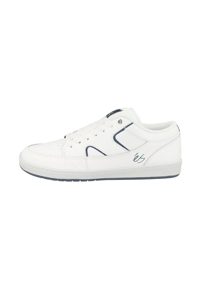 Sneaker bassa bianca con dettagli blu navy e logo sul lato, caratterizzata da una suola testurizzata e un tradizionale sistema di allacciatura.