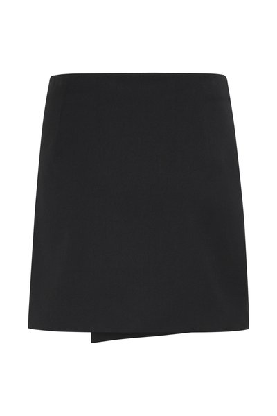 Jupe mini noire avec une texture lisse et un ourlet légèrement asymétrique. Design simple sans motifs ni embellissements.