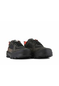 Ciemnoszare buty trekkingowe wykonane ze skóry i siatki, z czarnymi sznurówkami, wyściełanym kołnierzem oraz wytrzymałą czarną gumową podeszwą z pomarańczowymi akcentami.
