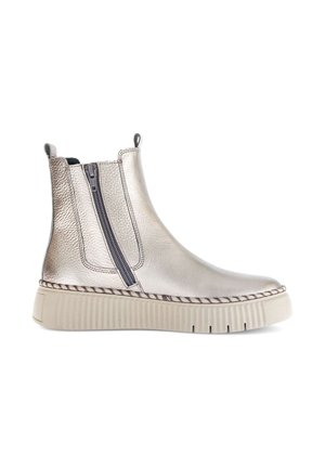 Metallisch zilveren enkelboots met een ronde neus, zijknippers en een gestructureerde bovenkant. Heeft een lichte, geribde beige zool.