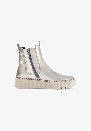 Metallisch zilveren enkelboots met een ronde neus, zijknippers en een gestructureerde bovenkant. Heeft een lichte, geribde beige zool.