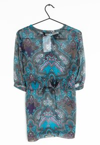 Robe courte à motifs en tissu transparent, avec un design paisley bleu, turquoise et violet, dotée d'une taille élastique et de manches trois-quarts.