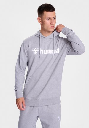 Grijze hoodie van zacht materiaal, met een wit logo op de borst, trekkoordcapuchon en geribbelde manchetten, in een ontspannen pasvorm.