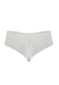 Białe majtki w stylu bikini wykonane z gładkiego, lekkiego materiału, charakteryzujące się minimalistycznym wzornictwem i bezszwowym wykończeniem.