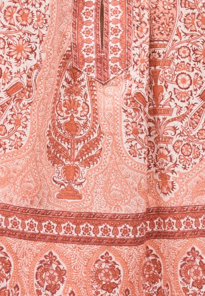 Motif détaillé floral et cachemire orange et blanc sur tissu avec des oiseaux, des vases et des bordures géométriques.