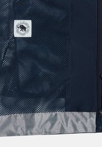 Marinblå meshjacka med logotypapplikation, som har en slät grå nederdel och dragkedja, vilket betonar andningsförmåga och lätt vikt.