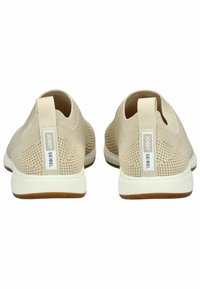 Sneakers in maglia beige con finitura testurizzata, linguette elastiche sul tallone, suole bianche e suole in gomma marrone. Dettaglio del logo sul tallone.