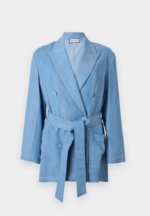 Veste blazer croisée bleu clair avec boutons recouverts de tissu, revers en encoche, deux poches avant et une ceinture assortie à nouer à la taille.