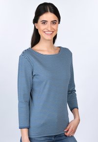 Gestreiftes Langarmoberteil aus weichem Stoff; besitzt einen weiten Halsausschnitt, blaue und graue Streifen sowie einen gewellten Saum an den Ärmeln.