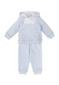 Conjunto de dos piezas en azul claro con un pulóver con capucha que presenta un panel texturizado y pantalones a juego con puños acanalados y bolsillos laterales.