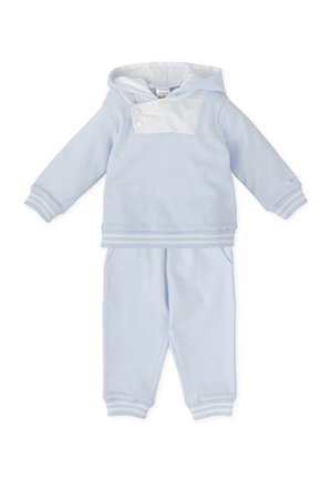 Conjunto de dos piezas en azul claro con un pulóver con capucha que presenta un panel texturizado y pantalones a juego con puños acanalados y bolsillos laterales.