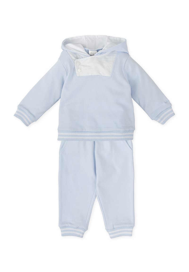 Conjunto de dos piezas en azul claro con un pulóver con capucha que presenta un panel texturizado y pantalones a juego con puños acanalados y bolsillos laterales.