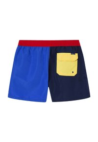 Shorts de bain colorés avec un design en bleu et marine, une taille élastique rouge et une poche à rabat jaune.
