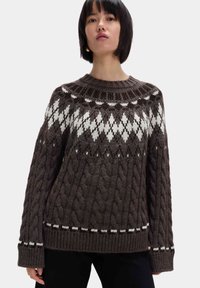 Maglione marrone a maglia con colletto rotondo, caratterizzato da motivi a rombi bianchi sulla spalla e con polsini e orlo a coste.