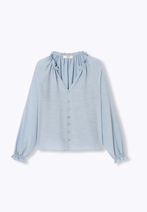 Blouse bleu clair à manches longues avec encolure et poignets froncés, boutonnée sur le devant, coupe décontractée.