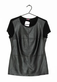 Top in pelle nera con maniche corte nere, caratterizzato da un collo arrotondato e dettagli delle cuciture sulla parte anteriore e sui lati. Appeso a un gancio.