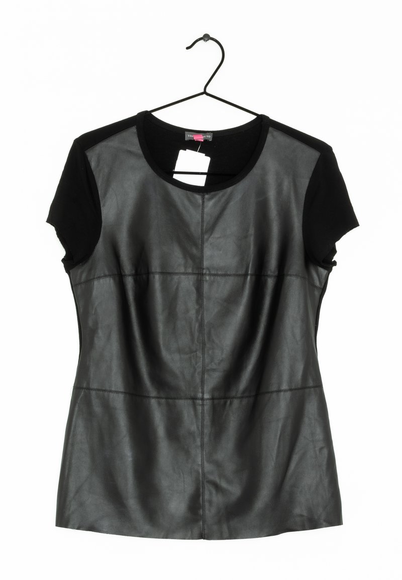 Top in pelle nera con maniche corte nere, caratterizzato da un collo arrotondato e dettagli delle cuciture sulla parte anteriore e sui lati. Appeso a un gancio.
