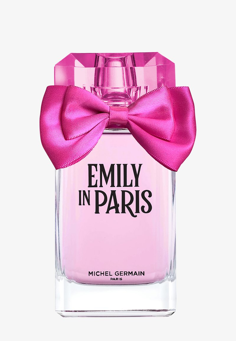 Heldere glazen parfumfles met roze vloeistof, felroze satijnen strik, gelabeld Emily in Paris door Michel Germain Paris.