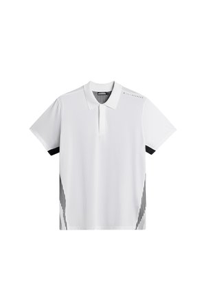 Valkoinen polo-paita, jossa on kaulus, lyhyet hihat ja mustat raidalliset yksityiskohdat sivuilla. Sujuva kangas, jossa on hienovaraiset olkainyksityiskohdat.