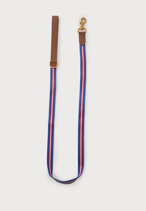Laisse pour chien avec tissu rayé bleu, blanc et rouge, poignée en cuir marron et fermoir en laiton sur fond clair.