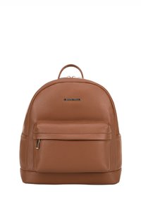 Zaino in pelle marrone con finitura testurizzata, forma arrotondata, manico superiore e tasca frontale con zip impreziosita da dettagli in oro.