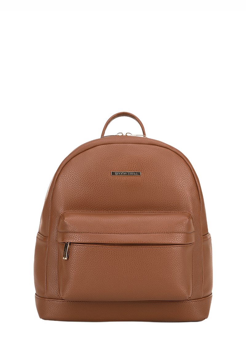 Zaino in pelle marrone con finitura testurizzata, forma arrotondata, manico superiore e tasca frontale con zip impreziosita da dettagli in oro.