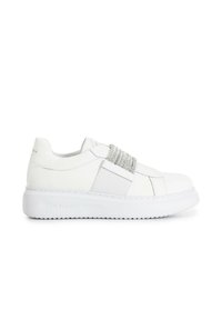 Weißer Ledersneaker mit einem strukturierten, elastischen silbernen Band über dem Vorderfuß; verfügt über eine dicke weiße Sohle und ein geprägtes Markenlogo an der Ferse.