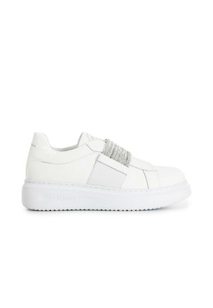 Sneaker bianca in pelle con un cinturino elastico testurizzato argento sulla parte anteriore del piede; presenta una suola spessa bianca e un logo del marchio embossato sul tallone.