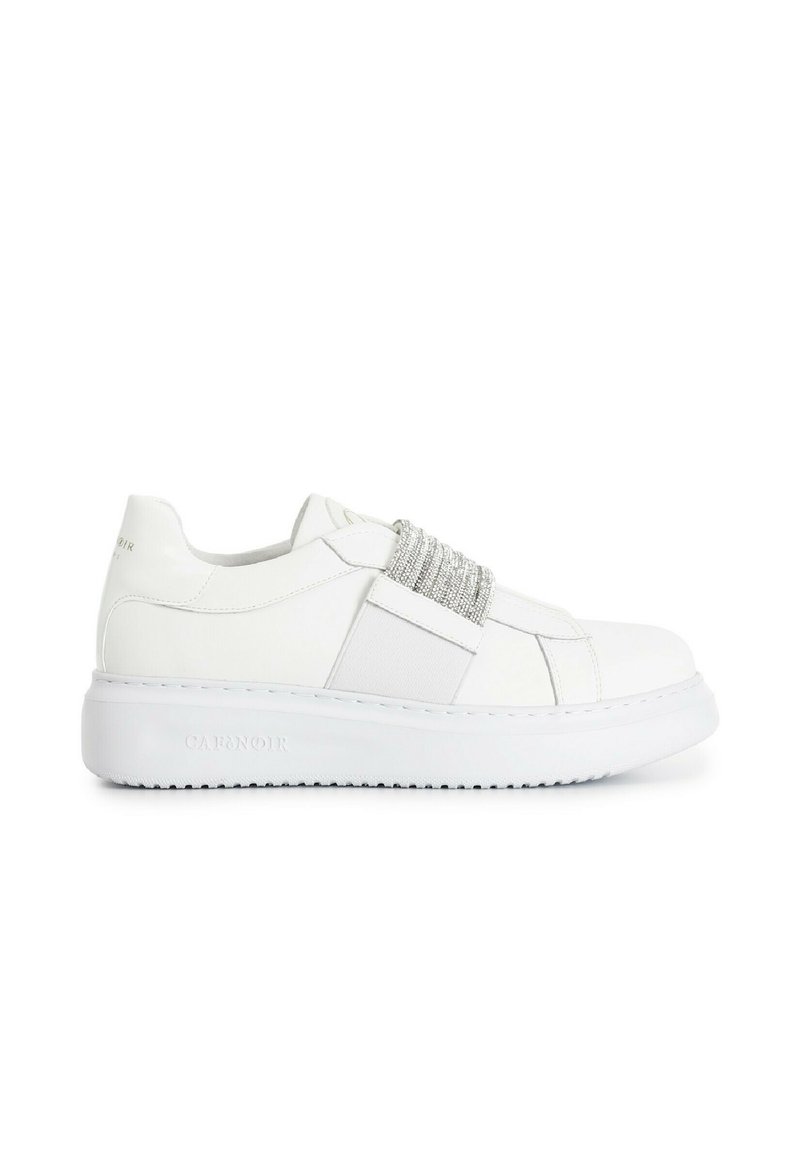 Weißer Ledersneaker mit einem strukturierten, elastischen silbernen Band über dem Vorderfuß; verfügt über eine dicke weiße Sohle und ein geprägtes Markenlogo an der Ferse.