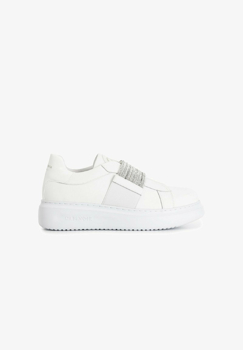 Adidas alb cu o bandă elastică texturată, argintie, peste zona de degetele picioarelor; are o talpă groasă albă și un logo de marcă embosat pe călcâi.