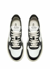 Sneakers in pelle bianca e nera con dettagli traforati, lacci piatti beige e suola in gomma. Presentano il logo "AUTRY MEDALIST" all'interno.