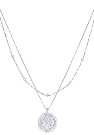 Dobbeltlags sølvkæde med små runde krystaller på den kortere kæde og et rundt, graveret solstrålevedhæng på den længere kæde.