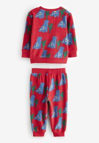 Roter Fleece-Pyjama-Set mit langen Ärmeln und elastischem Bund. Das Design umfasst blaue und grüne Tiermuster auf rotem Hintergrund.