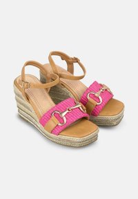 Wedge-sandalen met een bruin leren enkelband en een roze geweven band. Voorzien van een metallic accent en een gestructureerde jute platform zool.