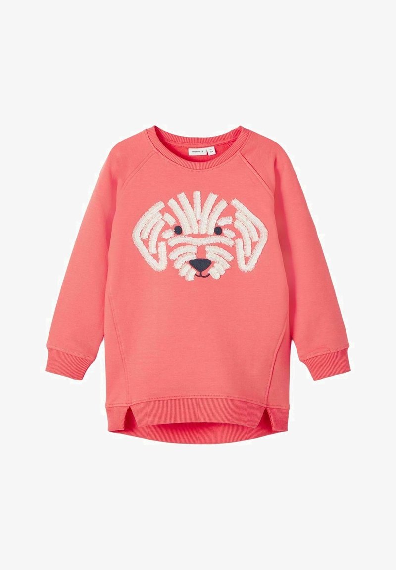 Sweat-shirt corail rose à manches longues avec poignets côtelés et un motif texturé de visage de chien blanc à l'avant.