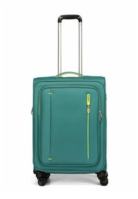 Maleta color azul verdoso con una superficie texturizada, asa superior, trolley retráctil y cuatro ruedas negras. Cuenta con un bolsillo frontal con cremallera amarilla.