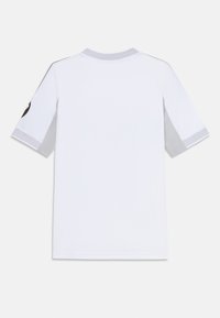 Balta īsām piedurknēm krekls ar pelēku apkakli un pelēkiem akcentiem uz piedurknēm. Ar vienkāršu dizainu bez rakstiem vai grafikām.